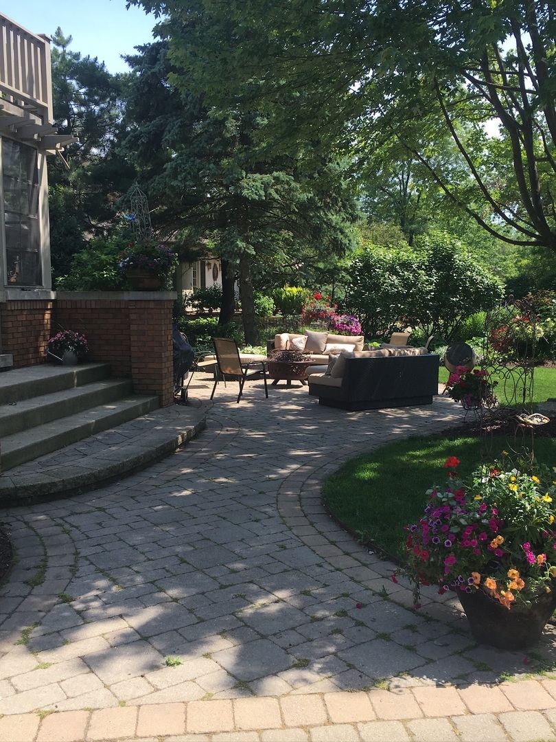 182 S Kenmore Avenue, Elmhurst, IL 60126