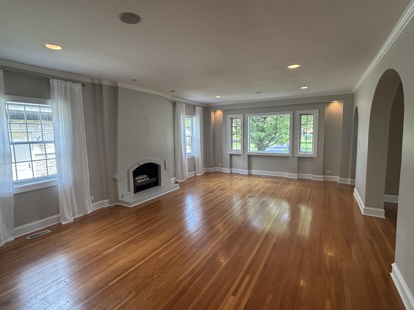 182 S Kenmore Avenue, Elmhurst, IL 60126