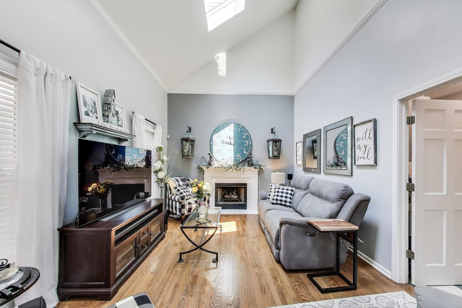 346 Colonial Circle, Geneva, IL 60134