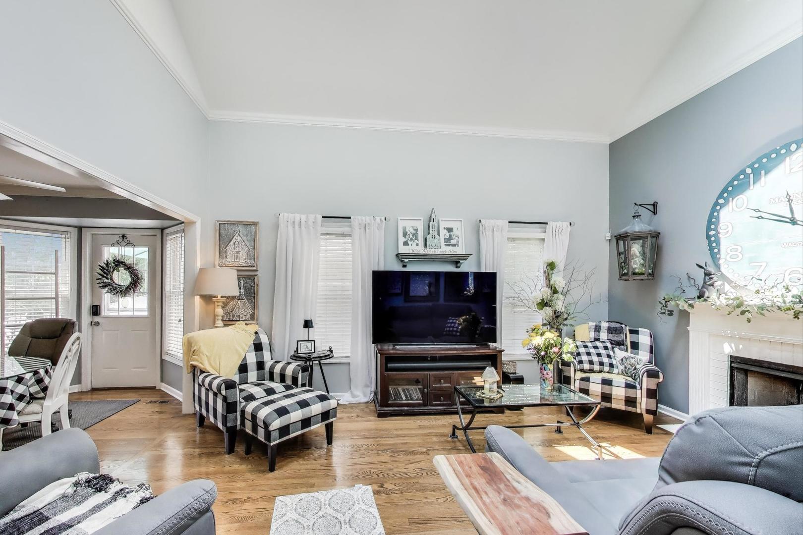 346 Colonial Circle, Geneva, IL 60134