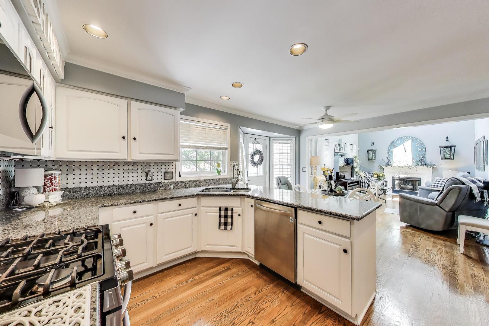 346 Colonial Circle, Geneva, IL 60134