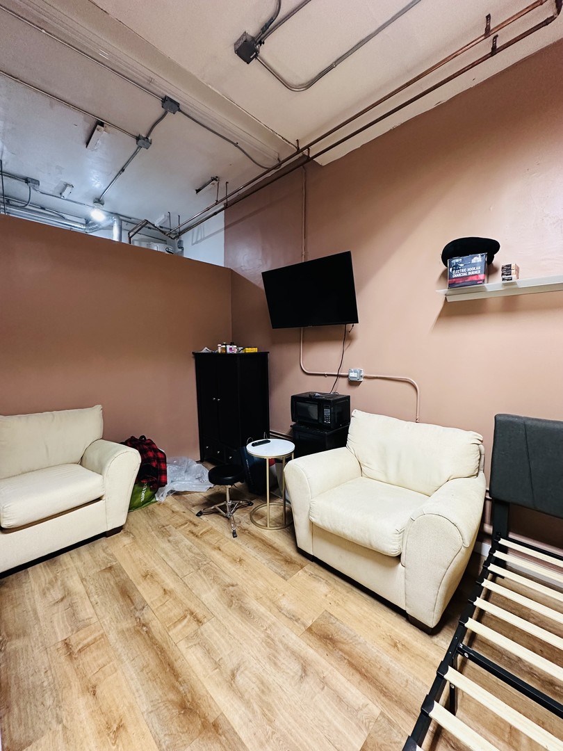 2024 W Montrose Avenue, Chicago, IL 60618