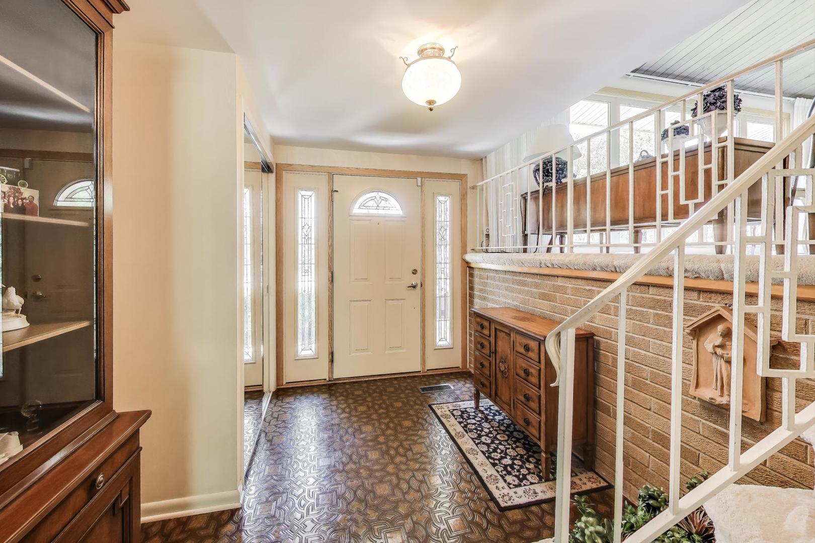 294 Lynn Court, Des Plaines, IL 60016