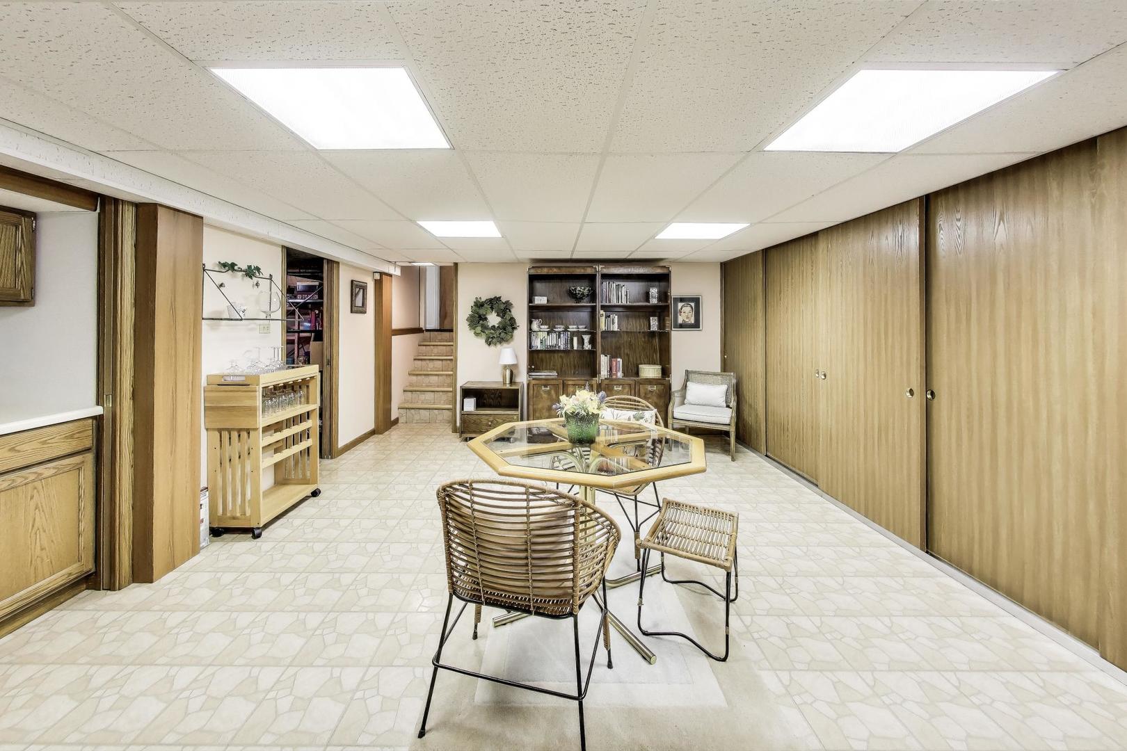294 Lynn Court, Des Plaines, IL 60016