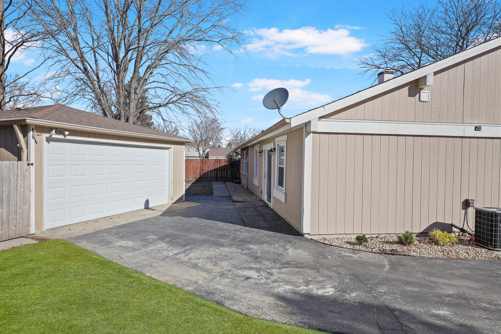1184 Princeton Drive, Bartlett, IL 60103