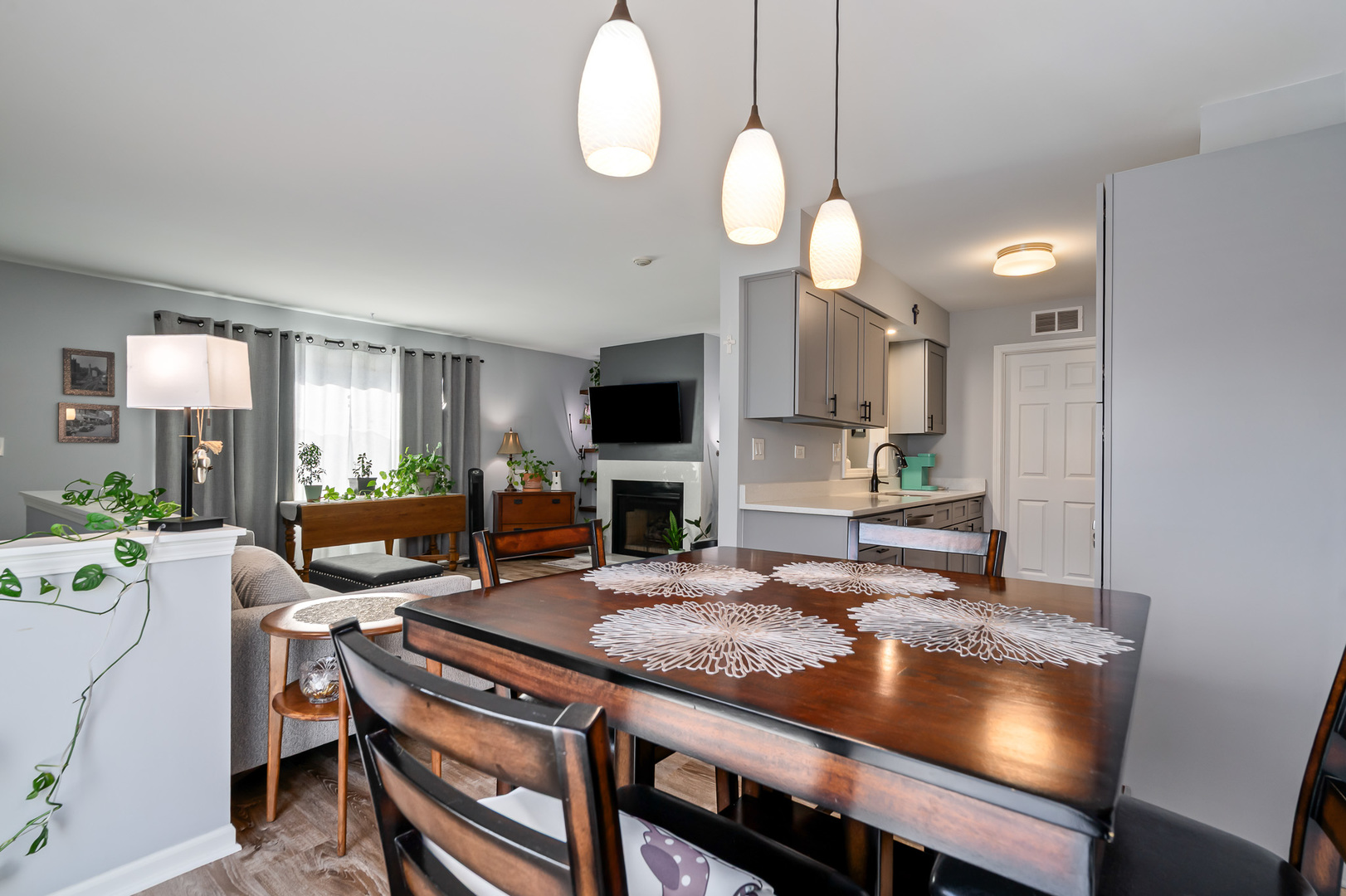 7970 Knottingham Circle #D, Darien, IL 60561