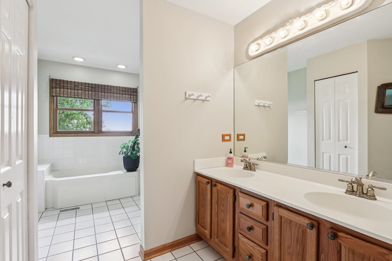2101 Red Barn Court, Woodstock, IL 60098