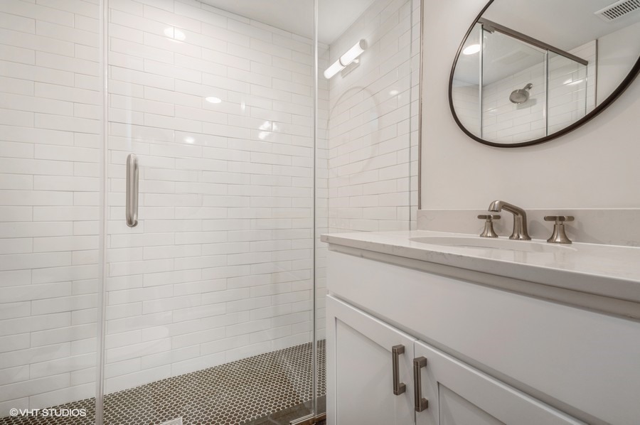 853 W Addison Street #G, Chicago, IL 60613