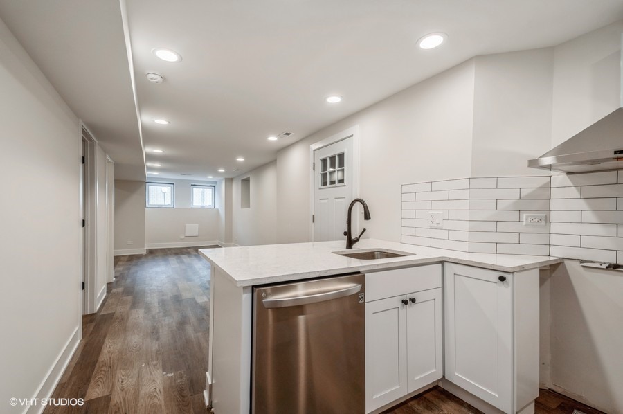 853 W Addison Street #G, Chicago, IL 60613
