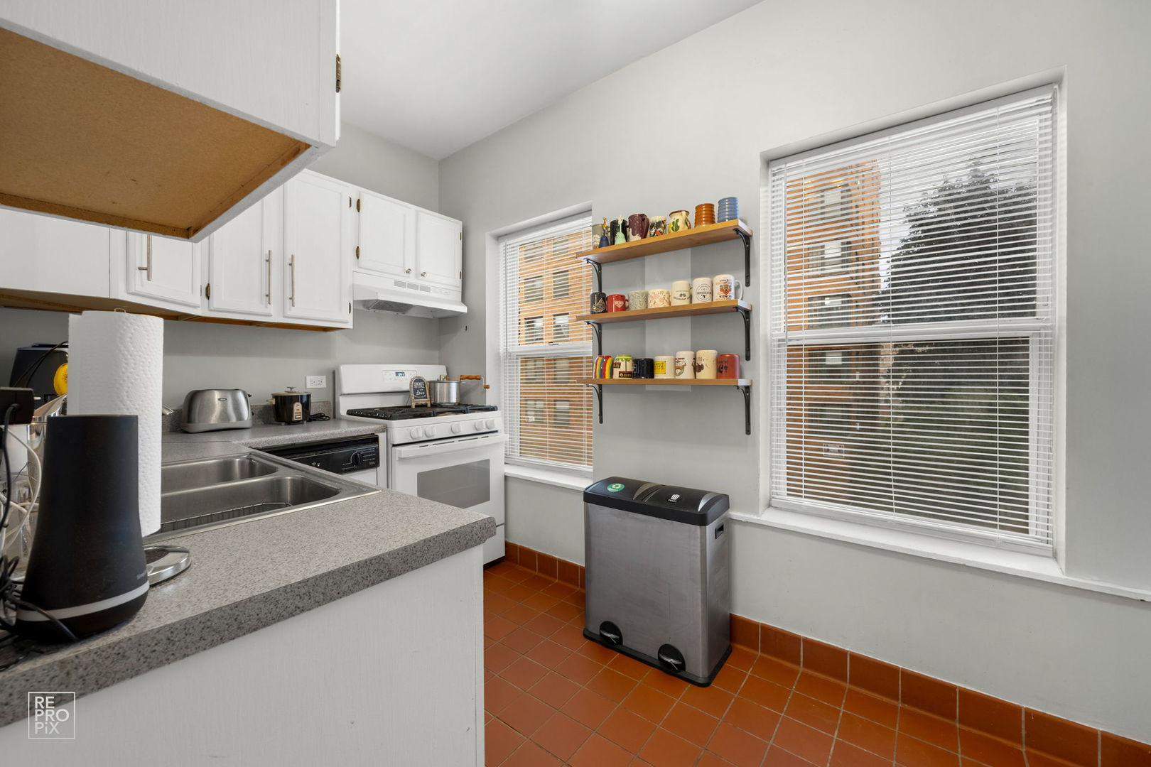 853 W CARMEN Avenue #2D, Chicago, IL 60640
