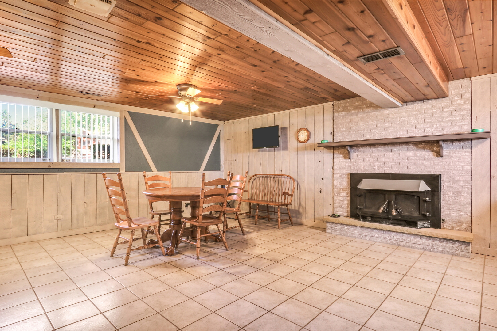 42567 N Woodbine Avenue, Antioch, IL 60002
