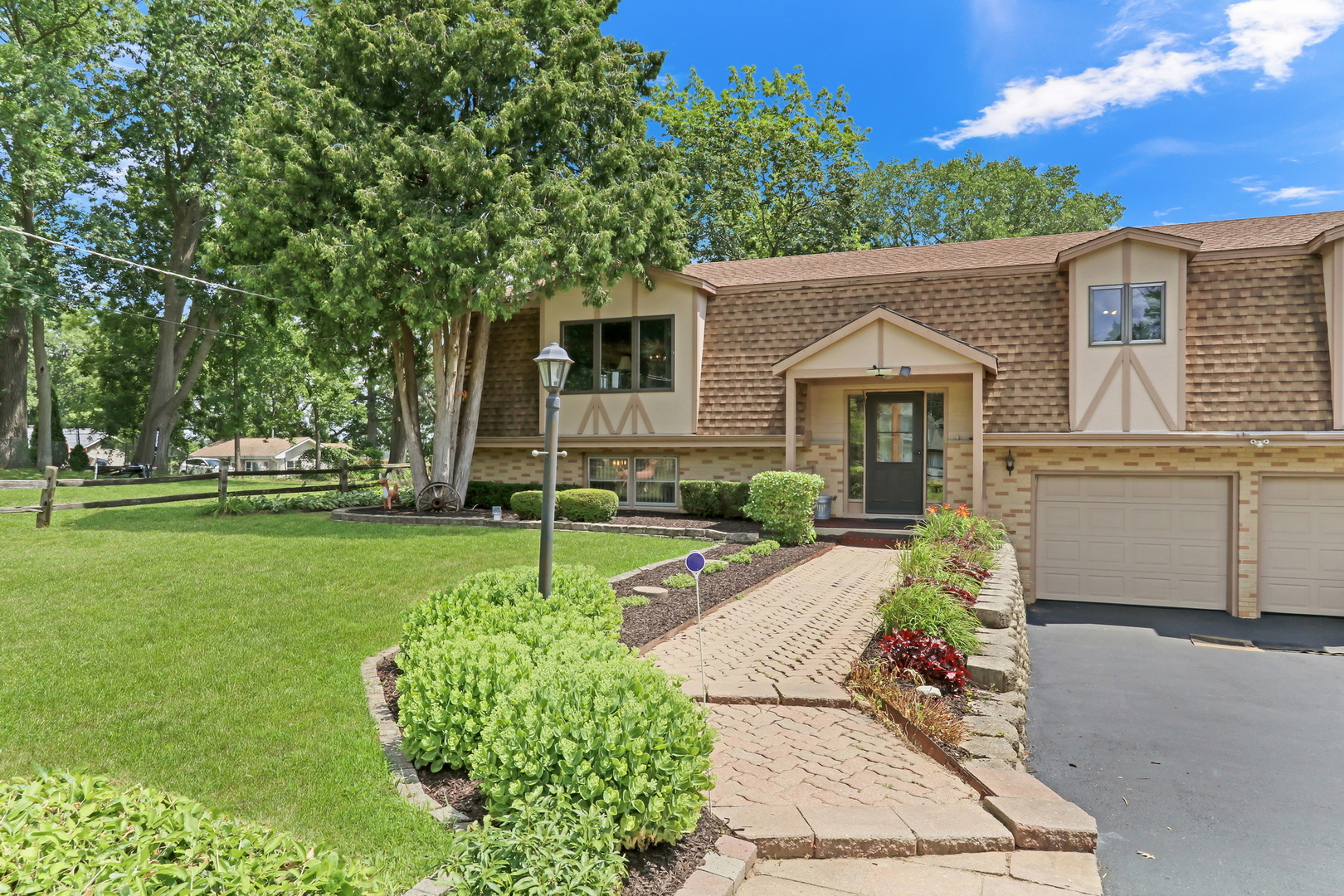 42567 N Woodbine Avenue, Antioch, IL 60002