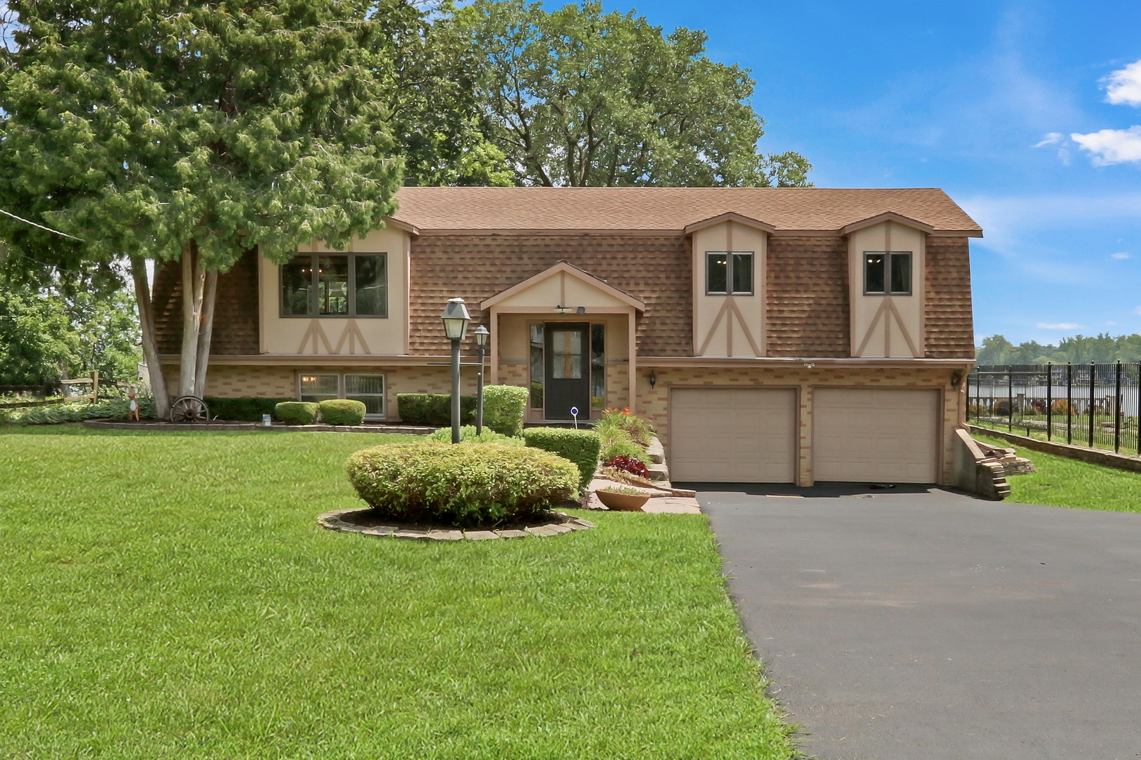 42567 N Woodbine Avenue, Antioch, IL 60002