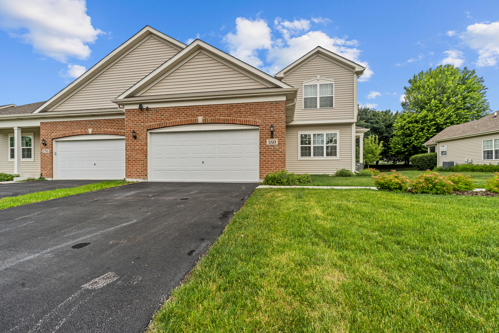 160 Valencia Parkway, Gilberts, IL 60136