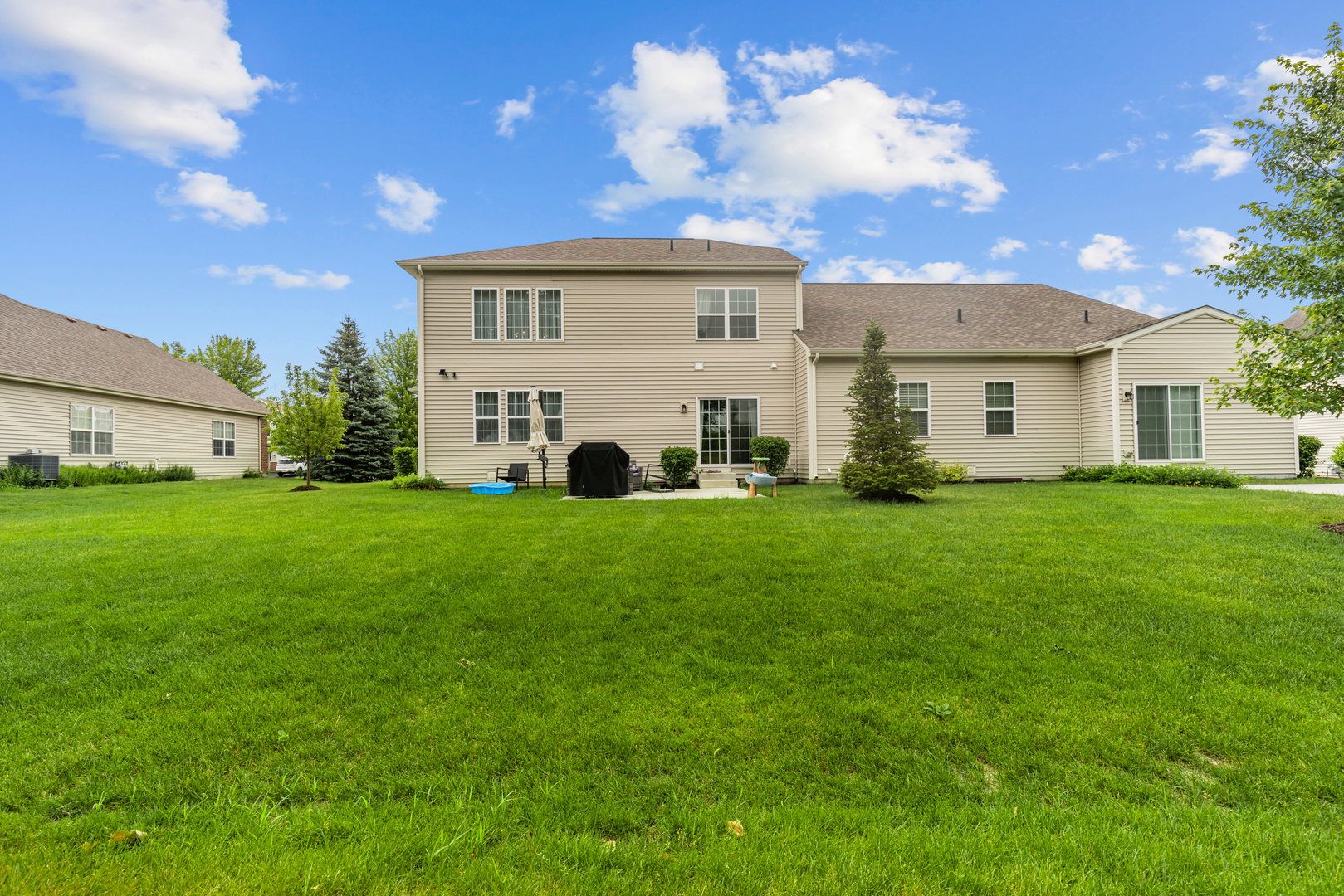 160 Valencia Parkway, Gilberts, IL 60136