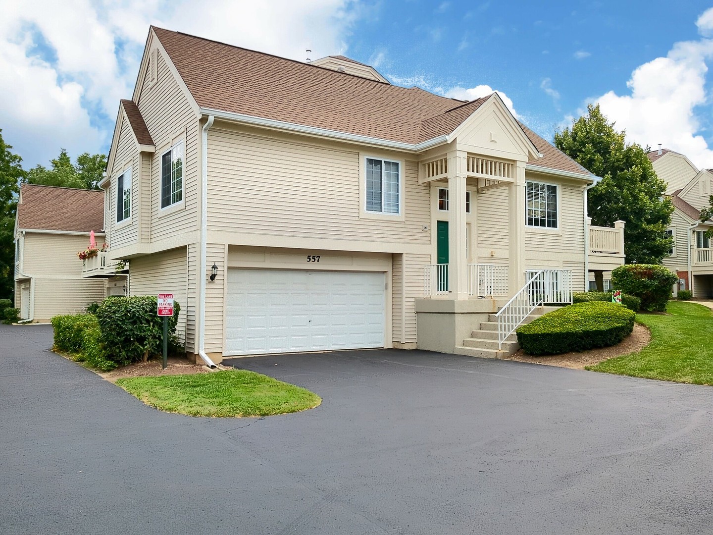 557 Cary Woods Circle, Cary, IL 60013