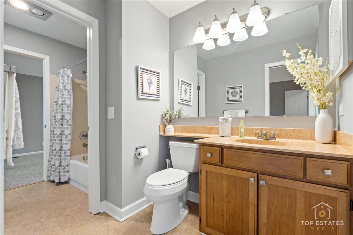 301 University Lane #A, Elk Grove Village, IL 60007