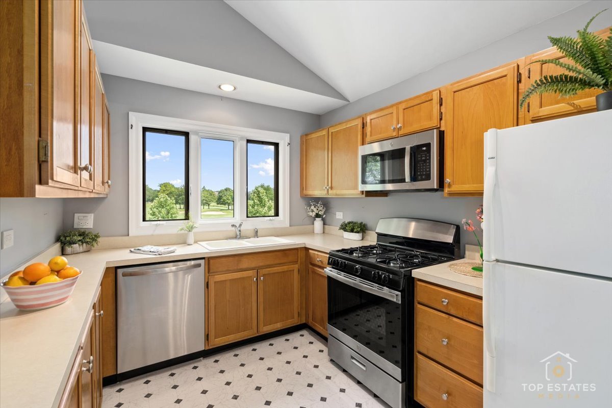 301 University Lane #A, Elk Grove Village, IL 60007