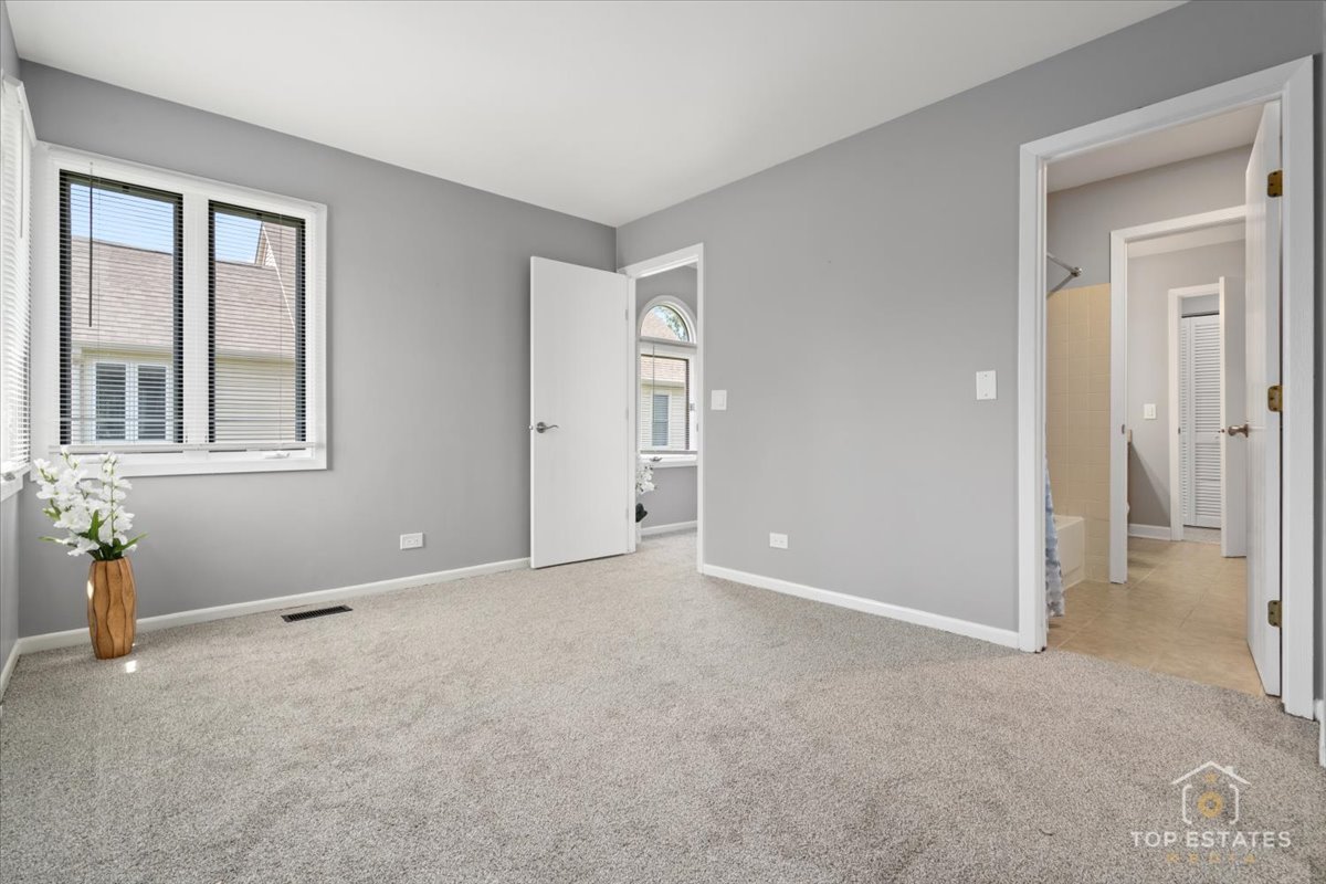 301 University Lane #A, Elk Grove Village, IL 60007