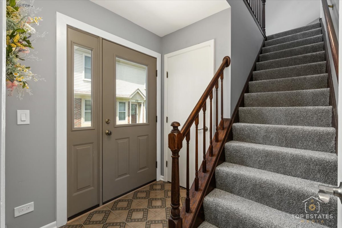 301 University Lane #A, Elk Grove Village, IL 60007