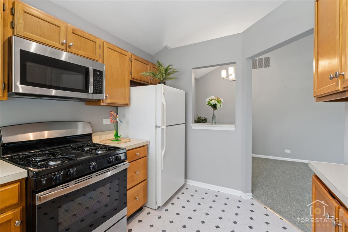 301 University Lane #A, Elk Grove Village, IL 60007