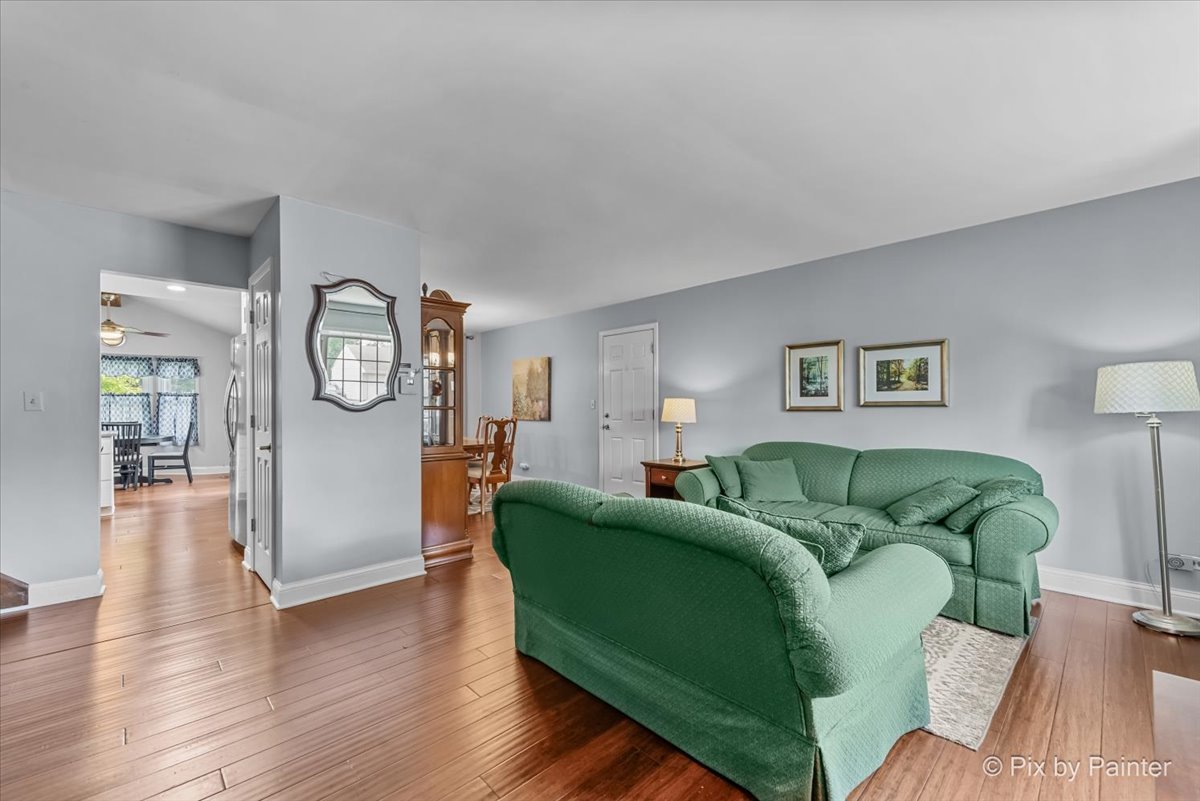 740 Country Lane, Roselle, IL 60172
