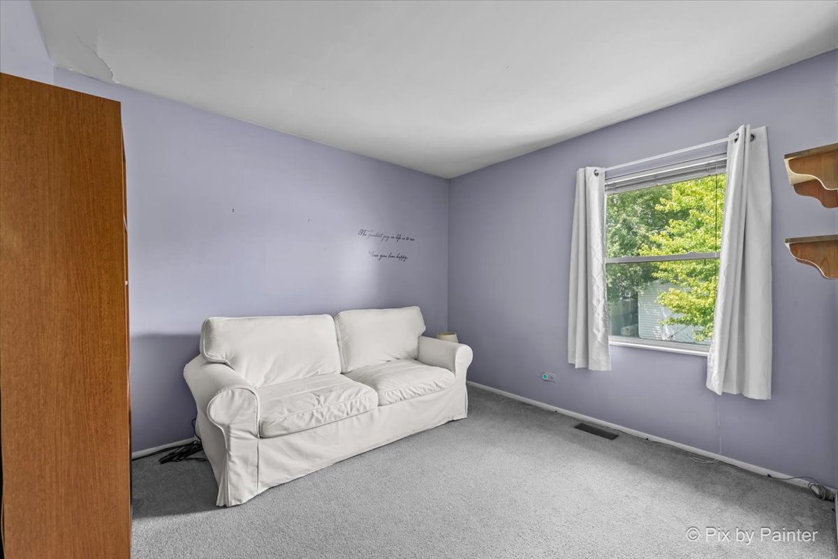 740 Country Lane, Roselle, IL 60172