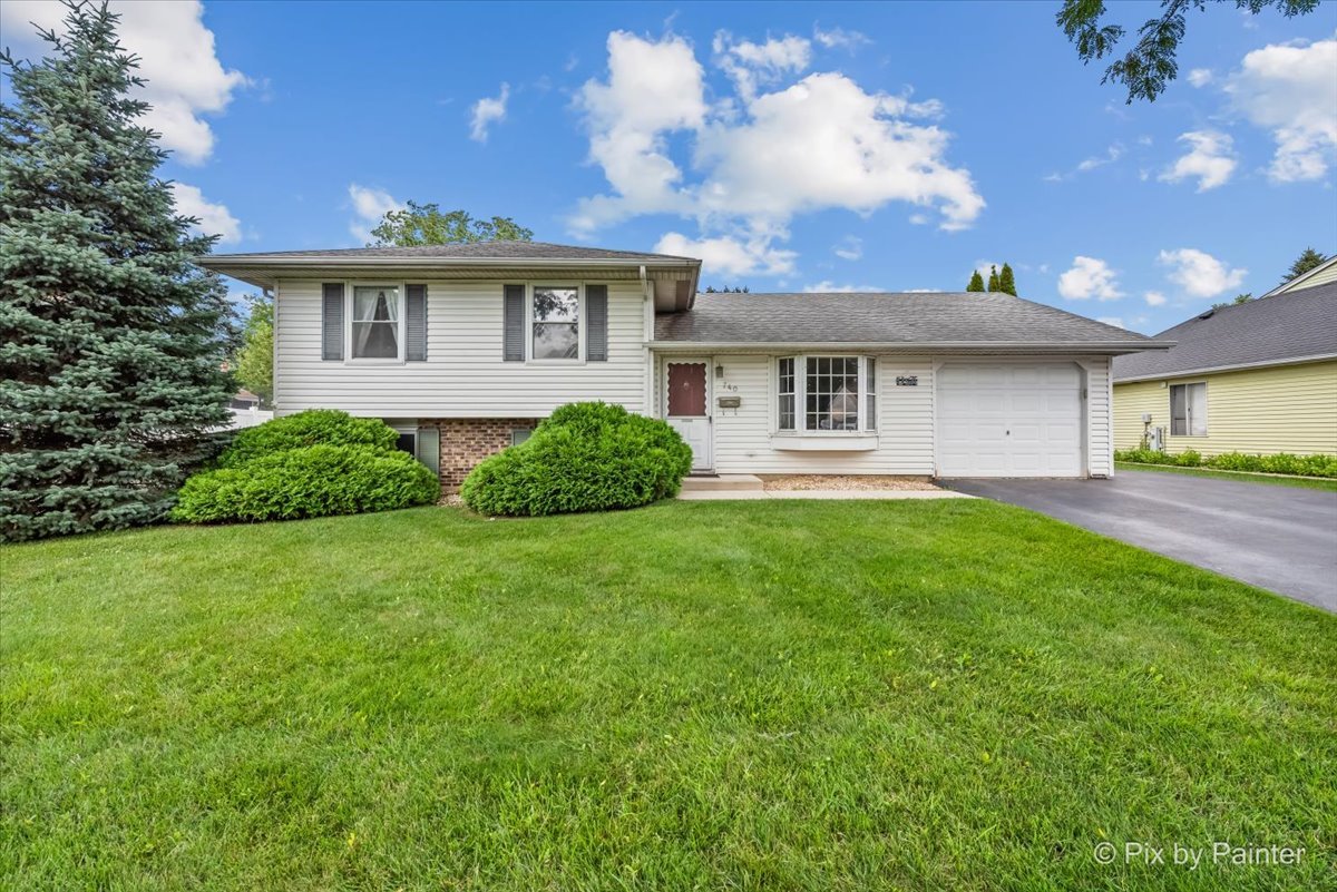 740 Country Lane, Roselle, IL 60172