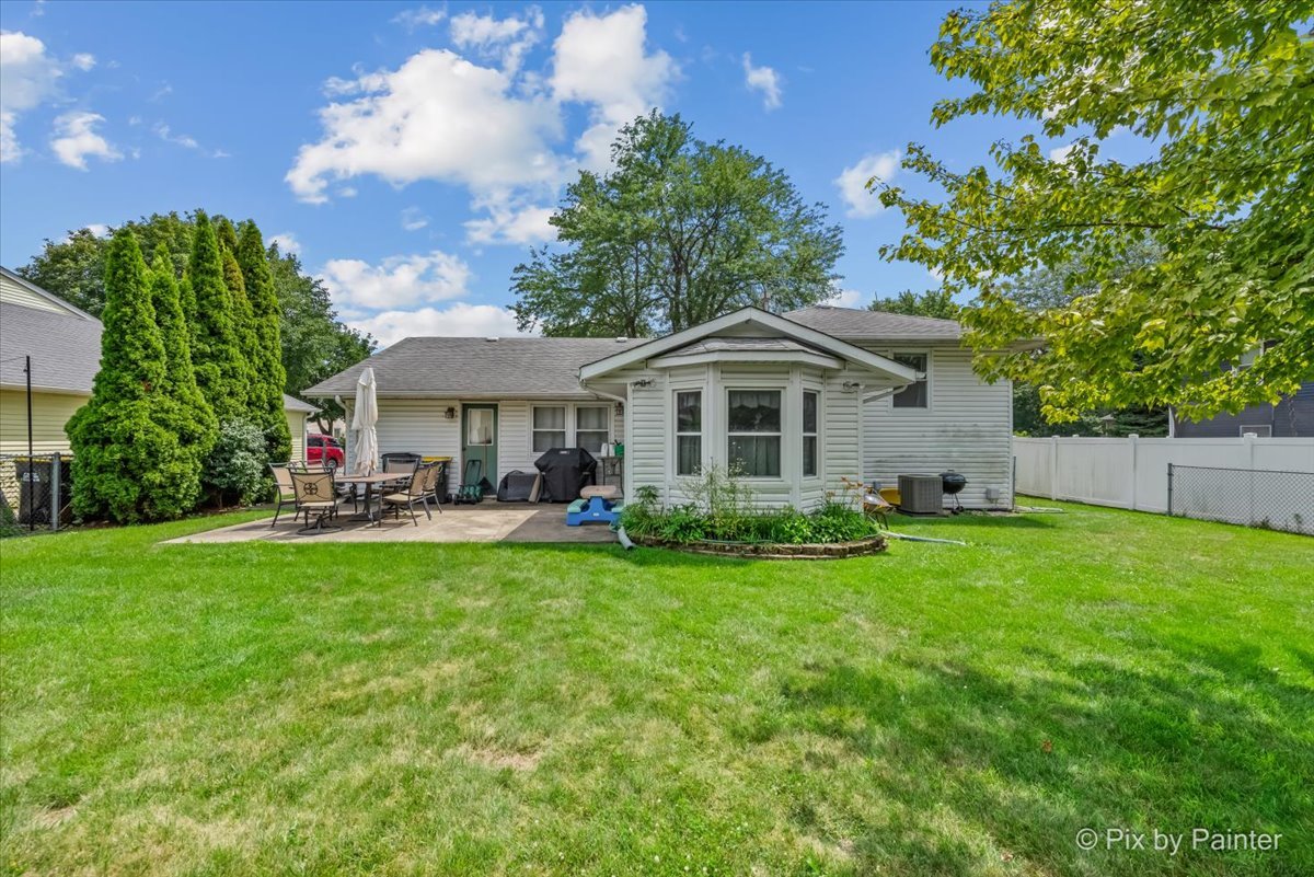 740 Country Lane, Roselle, IL 60172