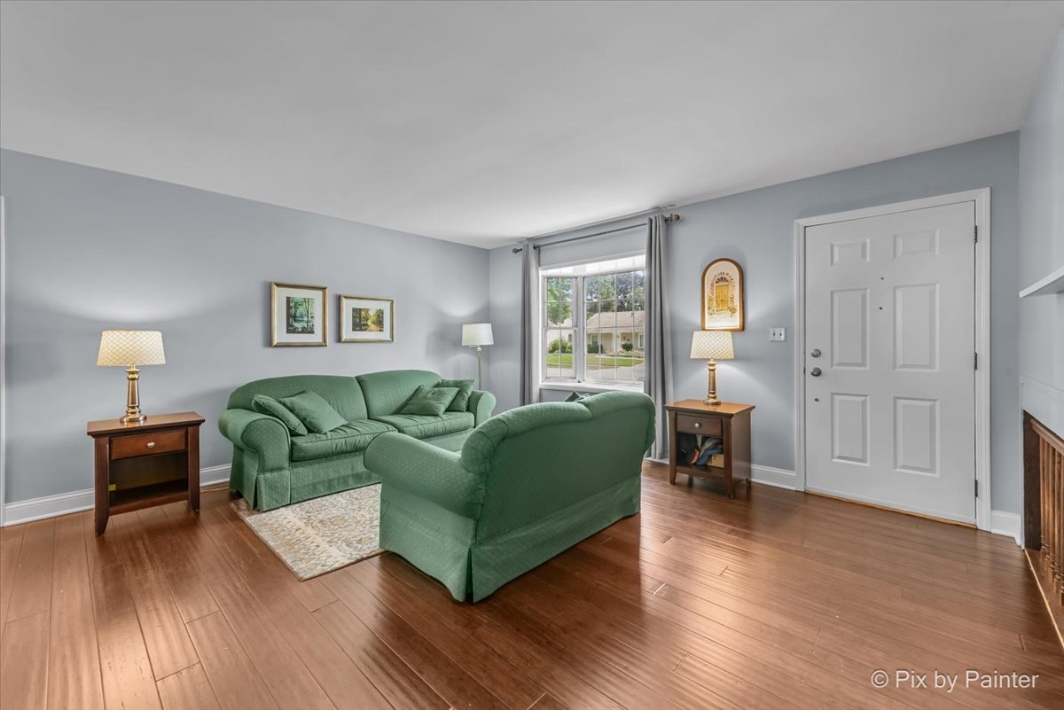 740 Country Lane, Roselle, IL 60172