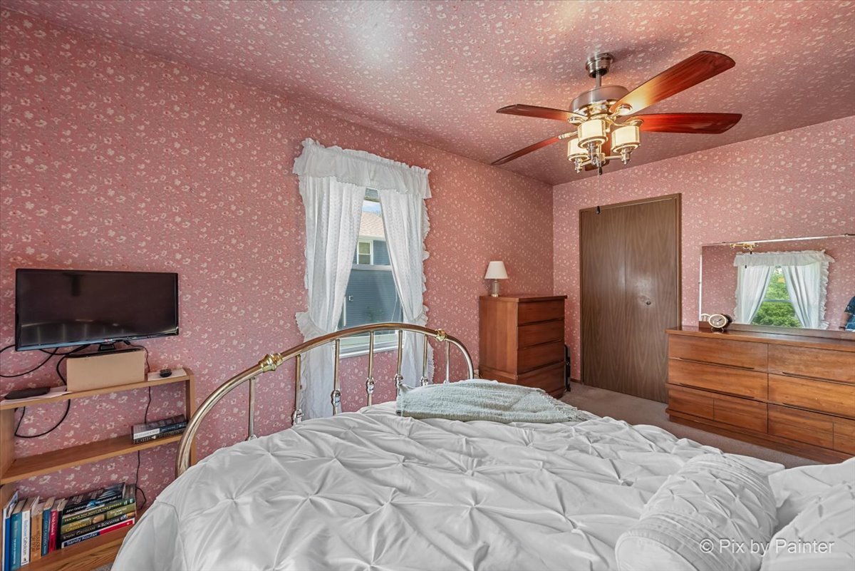 740 Country Lane, Roselle, IL 60172