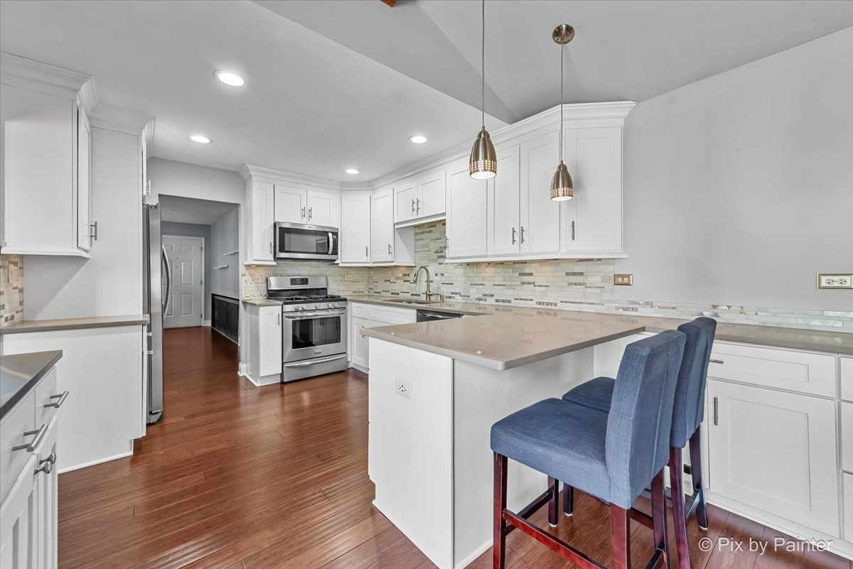 740 Country Lane, Roselle, IL 60172