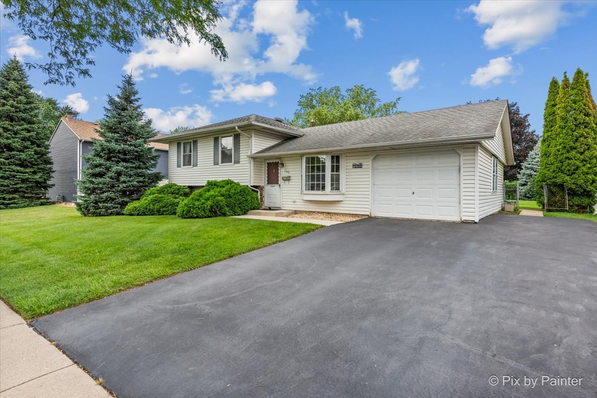740 Country Lane, Roselle, IL 60172