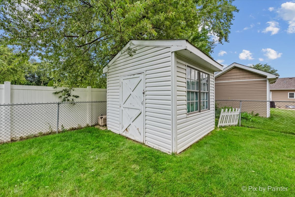 740 Country Lane, Roselle, IL 60172