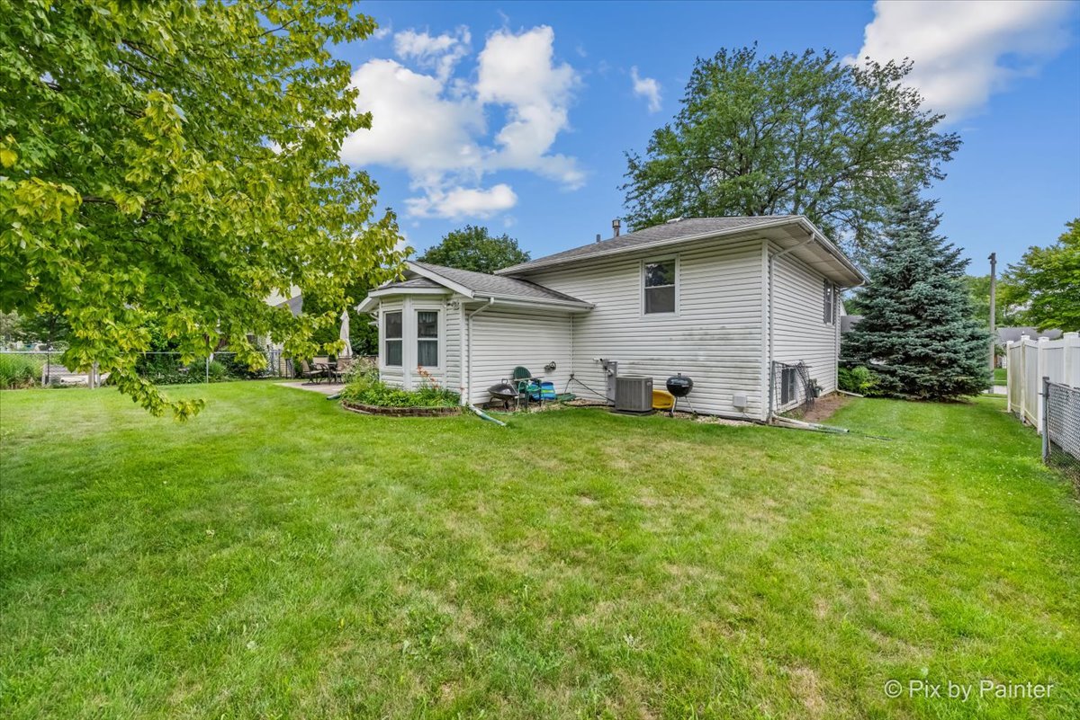 740 Country Lane, Roselle, IL 60172