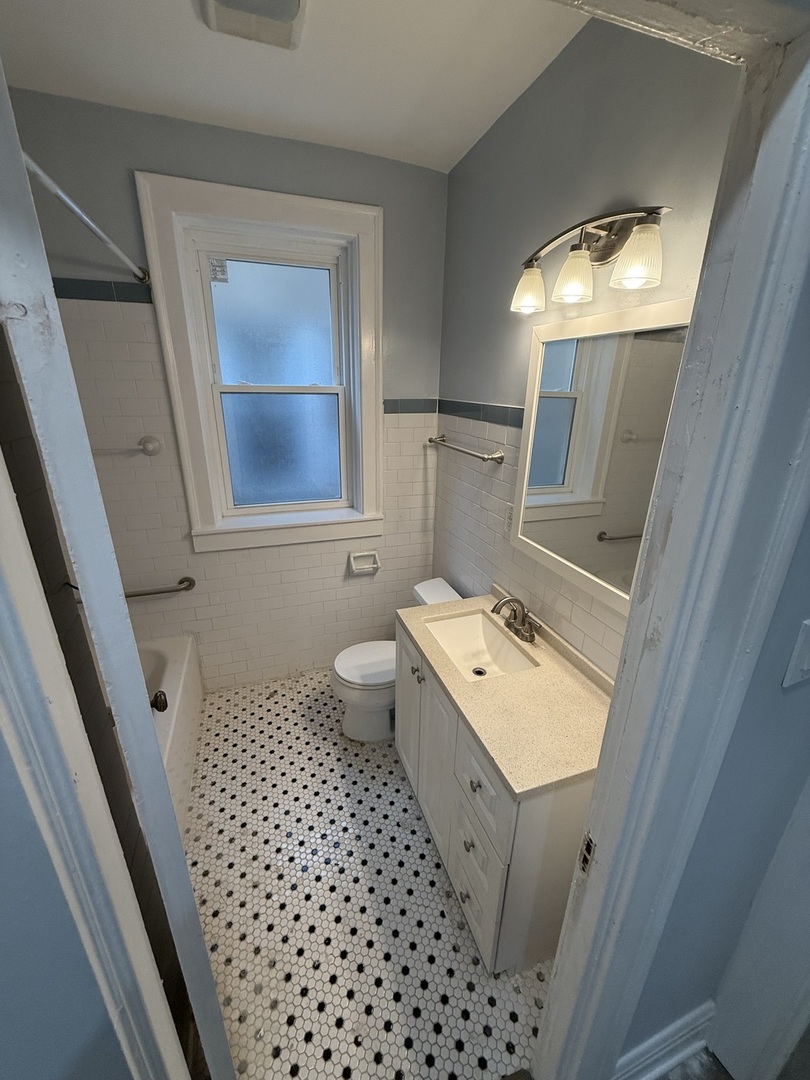2827 W Lunt Avenue #1, Chicago, IL 60645