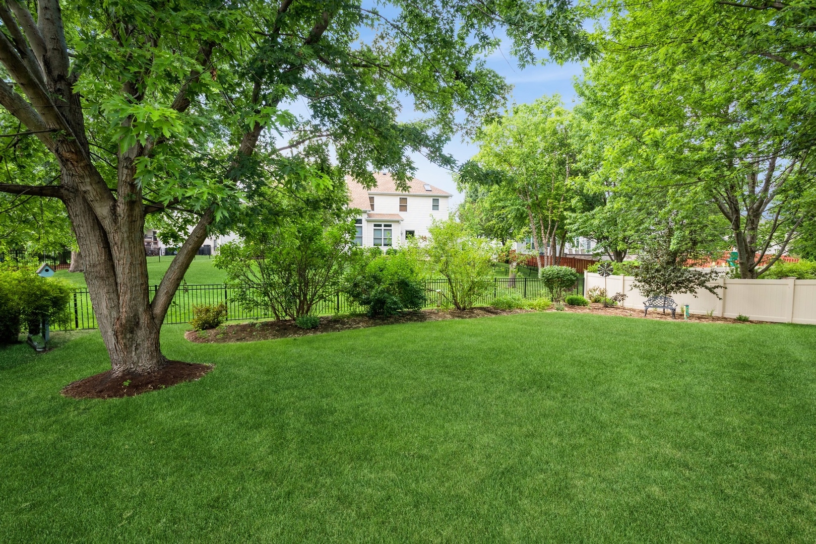 2111 Colonial Street, Aurora, IL 60503