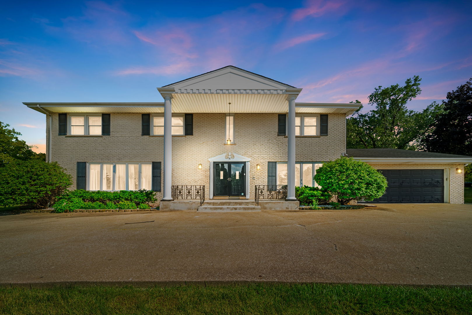 16 Kingston Drive, Oak Brook, IL 60523