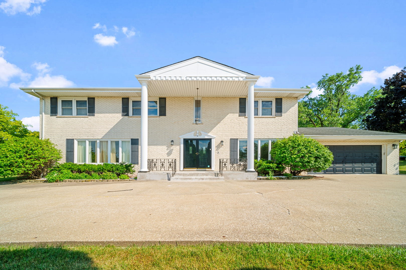 16 Kingston Drive, Oak Brook, IL 60523