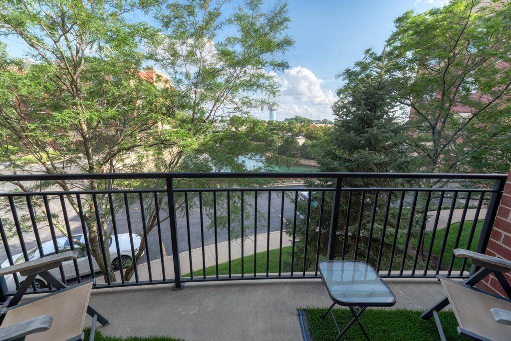 1210 N Foxdale Drive #105, Addison, IL 60101