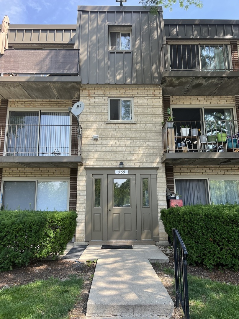 565 Fairway View Drive #2L, Wheeling, IL 60090