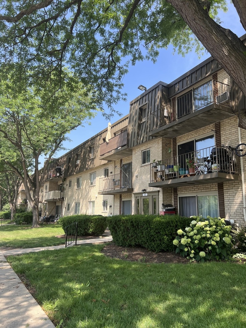 565 Fairway View Drive #2L, Wheeling, IL 60090