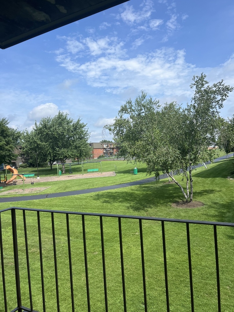 565 Fairway View Drive #2L, Wheeling, IL 60090