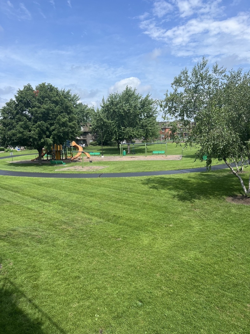 565 Fairway View Drive #2L, Wheeling, IL 60090