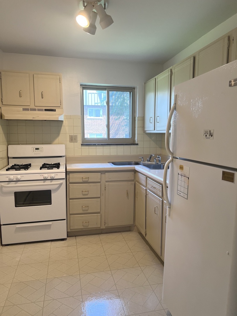 565 Fairway View Drive #2L, Wheeling, IL 60090