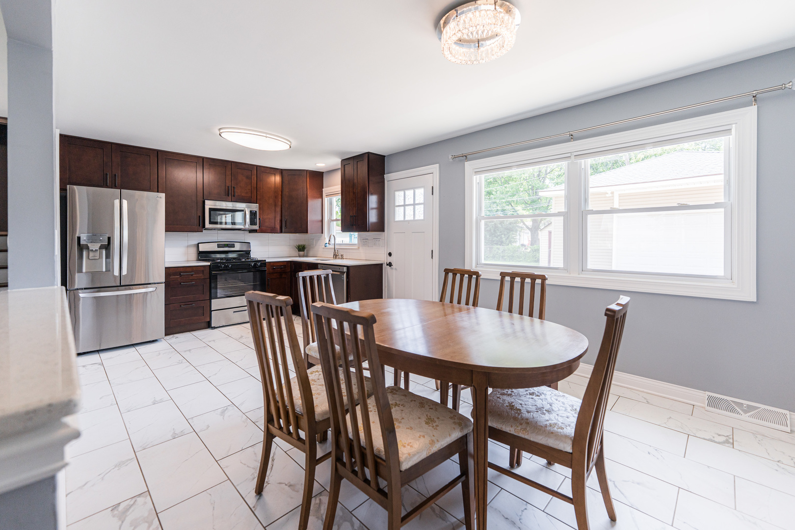 7 N Lincoln Avenue, Addison, IL 60101