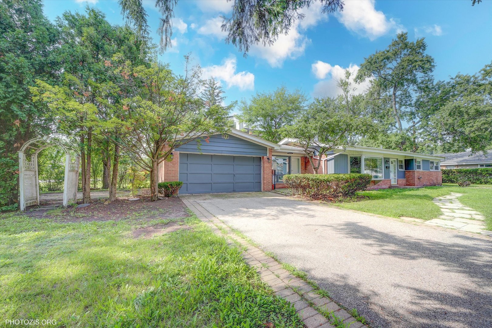 2411 Fontana Drive, Glenview, IL 60025