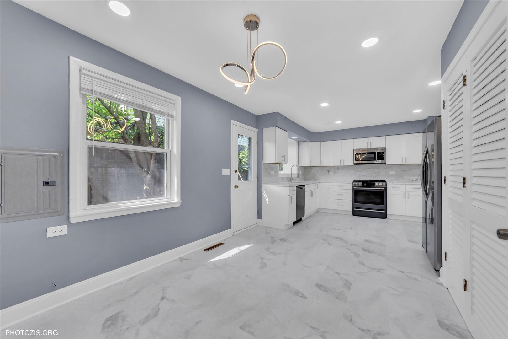 2411 Fontana Drive, Glenview, IL 60025