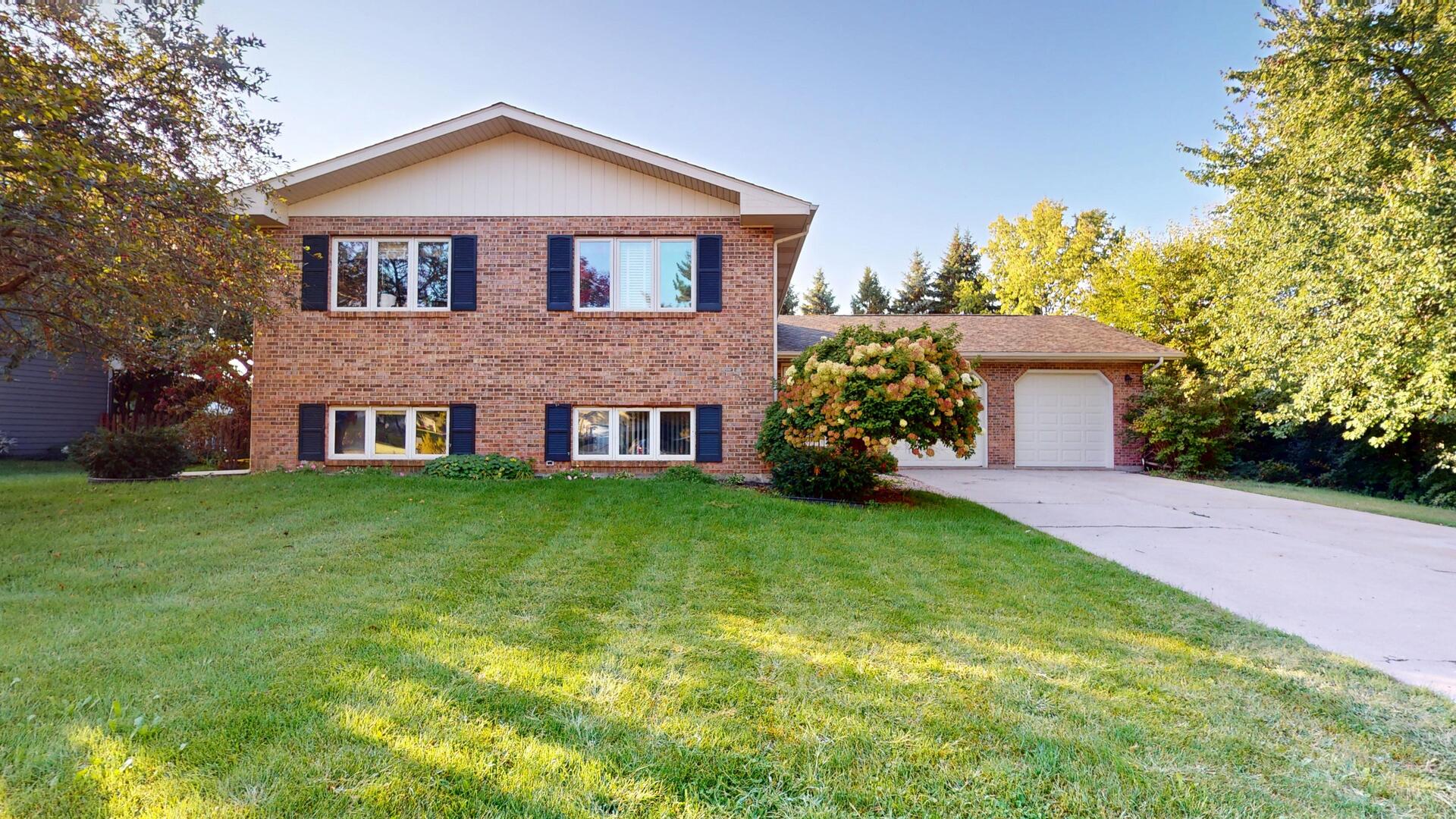 6 Saddlewood Court, Sugar Grove, IL 60554