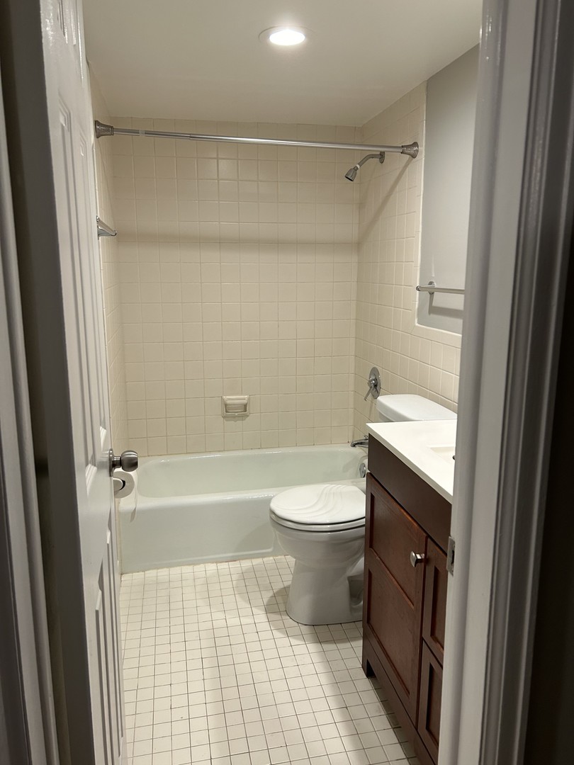 207 W Park Avenue #205, Libertyville, IL 60048
